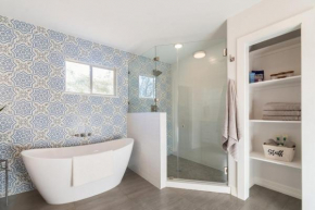 Luxury Bungalow Near Main W Hot-tub And Firepit